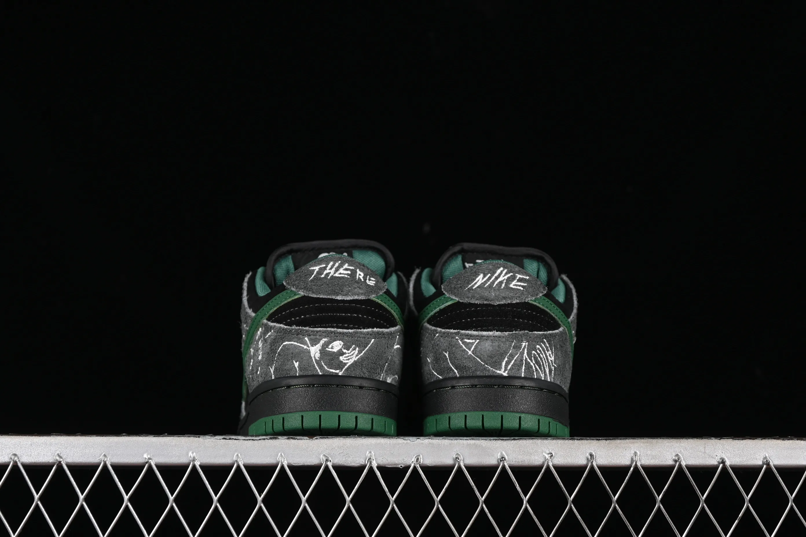 All Categories Nk SB Dunk Series Nk SB Dunk Low Low-top Sneakers C Version There Skateboards x Nk SB Dunk Low Graffiti Art Style Joint Model SB Low-top Casual Sneakers HF7743-001